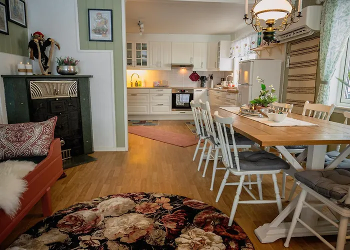 Fredfullt Hus Ved Oksfjordvannet
