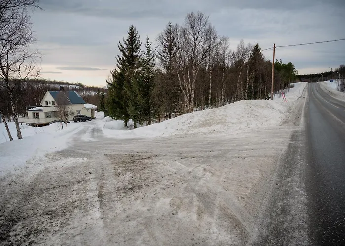 Fredfullt Hus Ved Oksfjordvannet