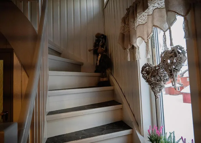 Fredfullt Hus Ved Oksfjordvannet
