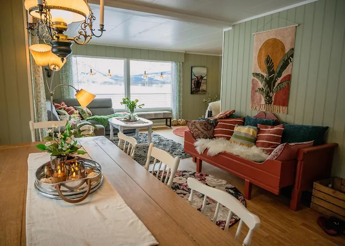 Fredfullt Hus Ved Oksfjordvannet