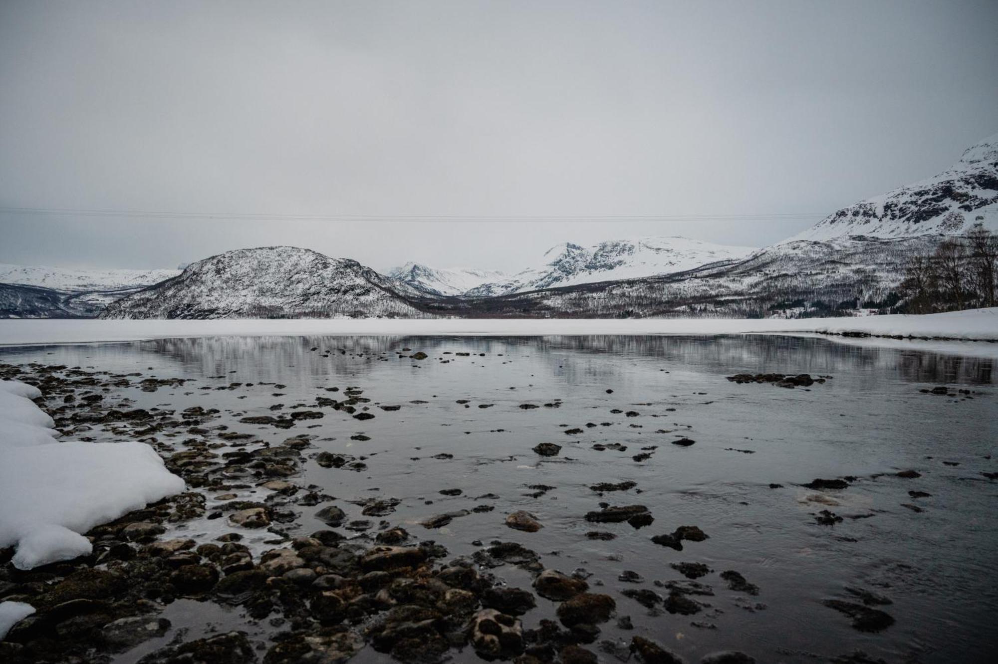 Fredfullt Hus Ved Oksfjordvannet *