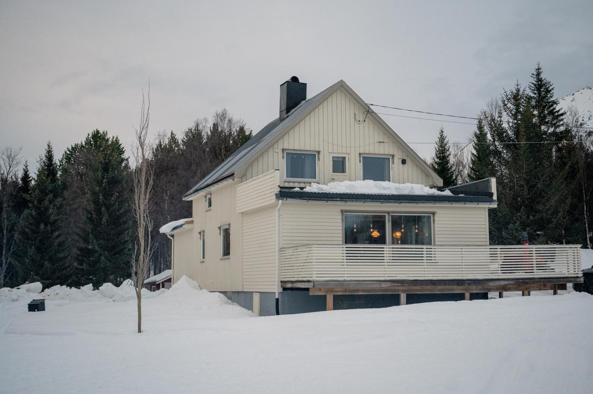 Fredfullt Hus Ved Oksfjordvannet *