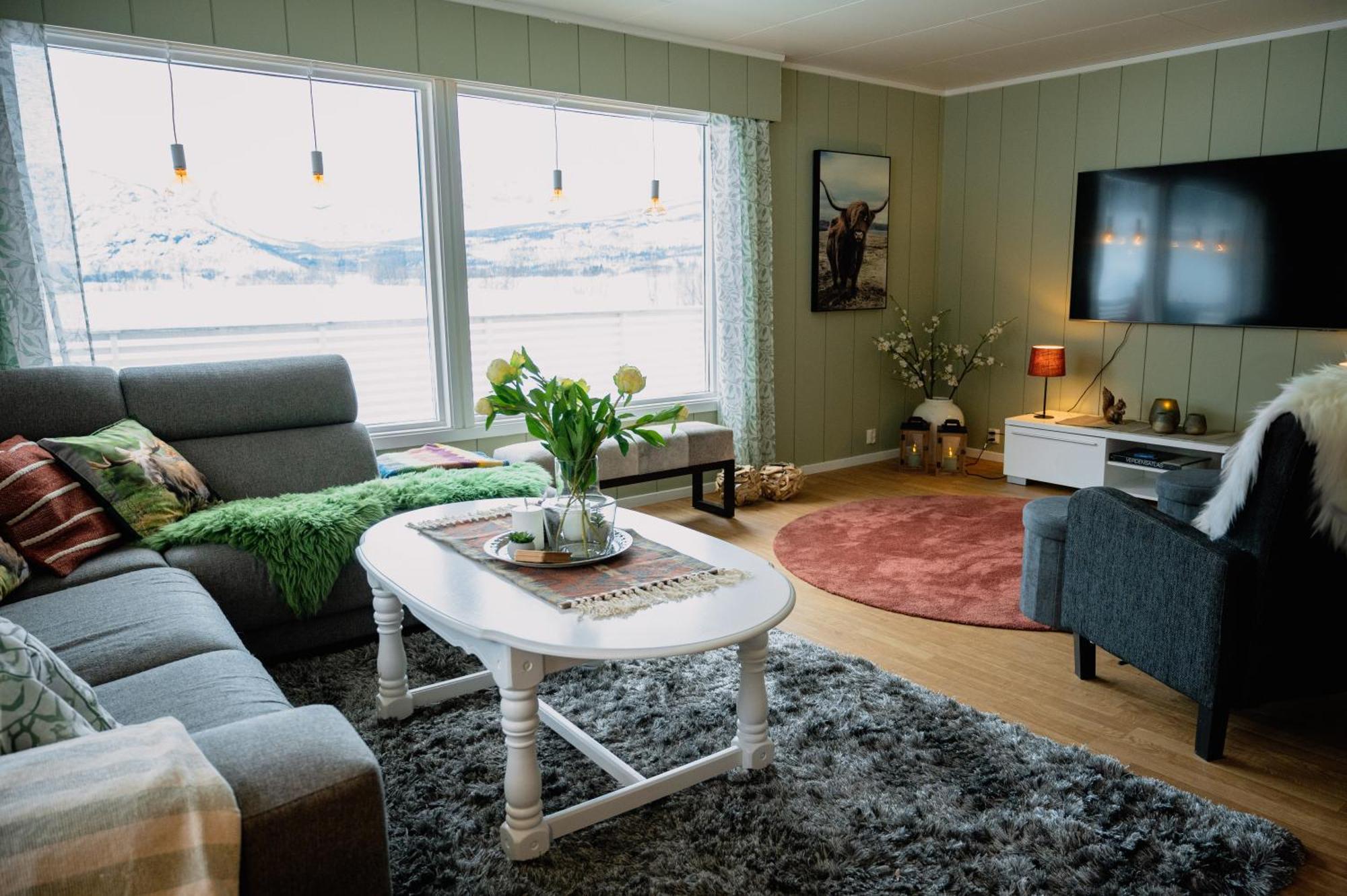 Fredfullt Hus Ved Oksfjordvannet Storslett