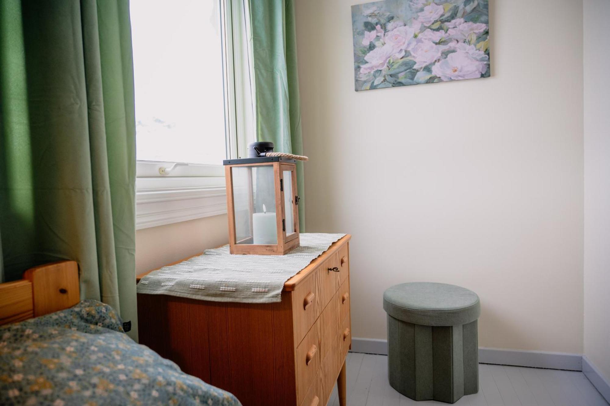 Fredfullt Hus Ved Oksfjordvannet *