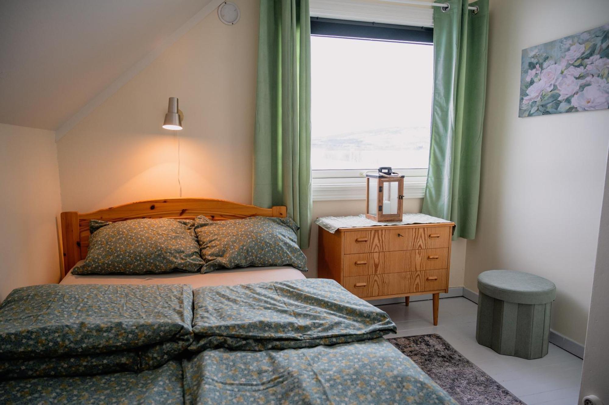 Fredfullt Hus Ved Oksfjordvannet Storslett
