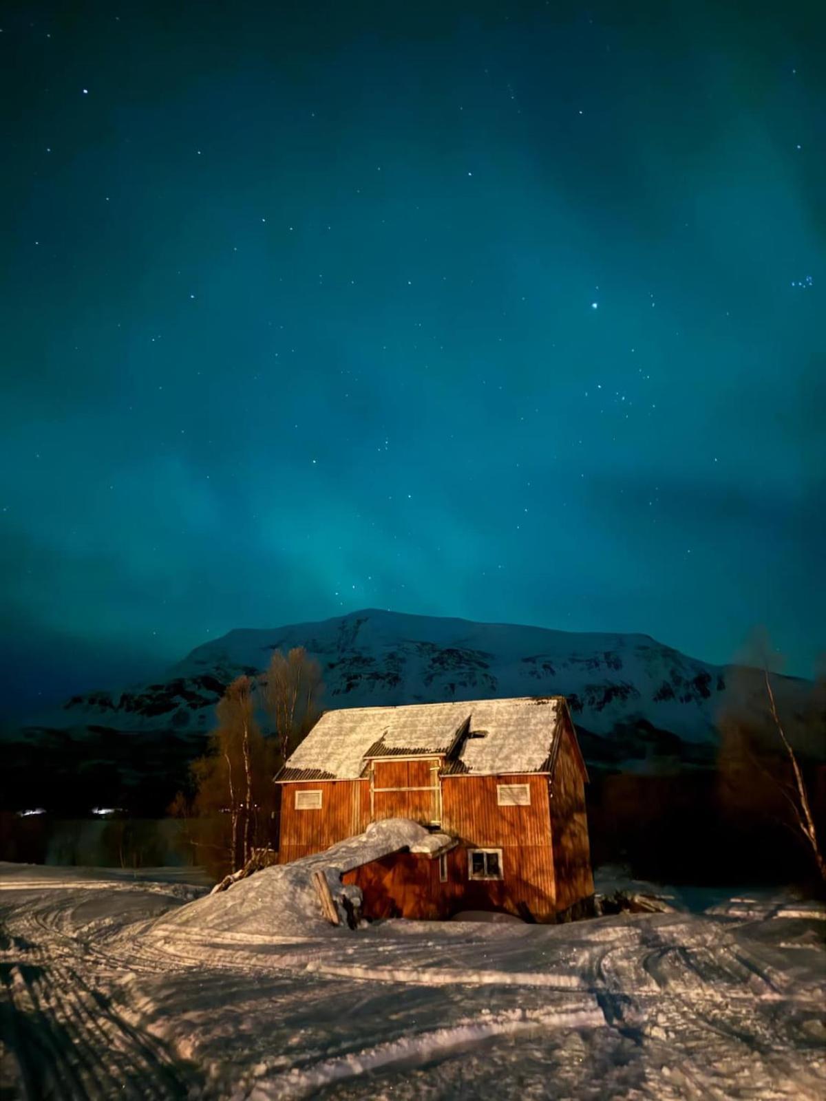 Fredfullt Hus Ved Oksfjordvannet Storslett